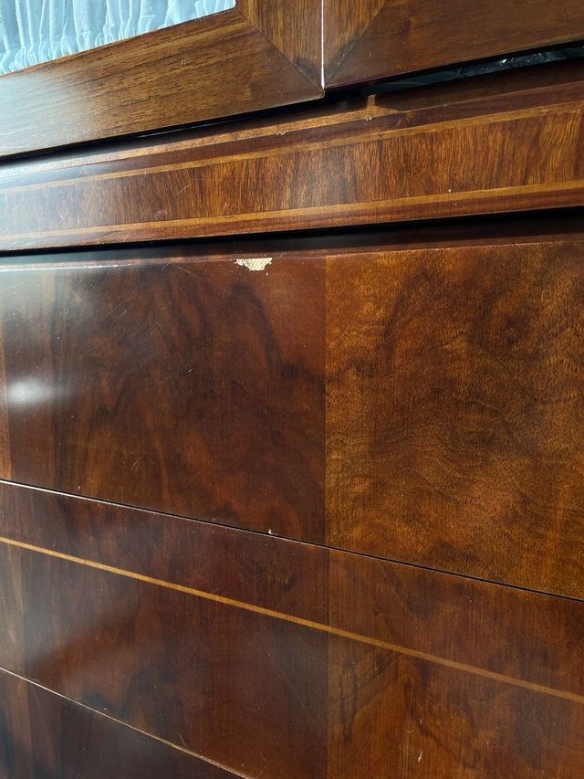 Vitrina de madera con puertas de cristal “hurtado”