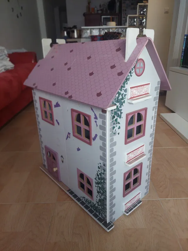 Casa de muñecas / os de madera. Para juegos