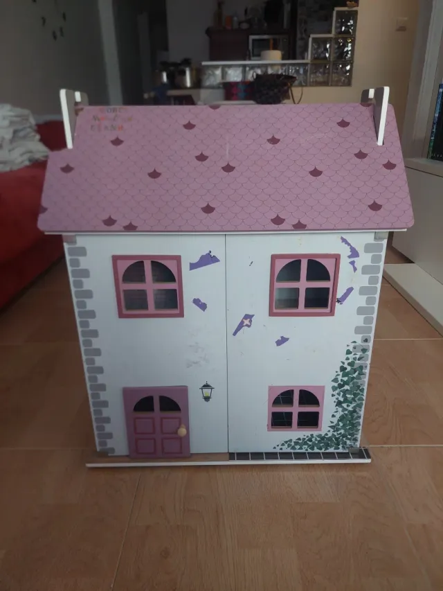 Casa de muñecas / os de madera. Para juegos