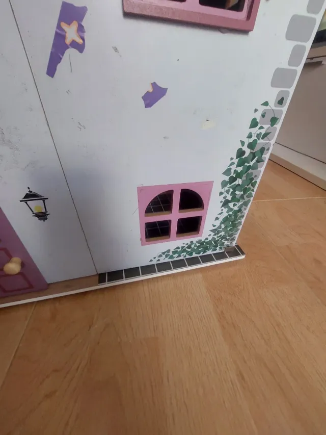 Casa de muñecas / os de madera. Para juegos