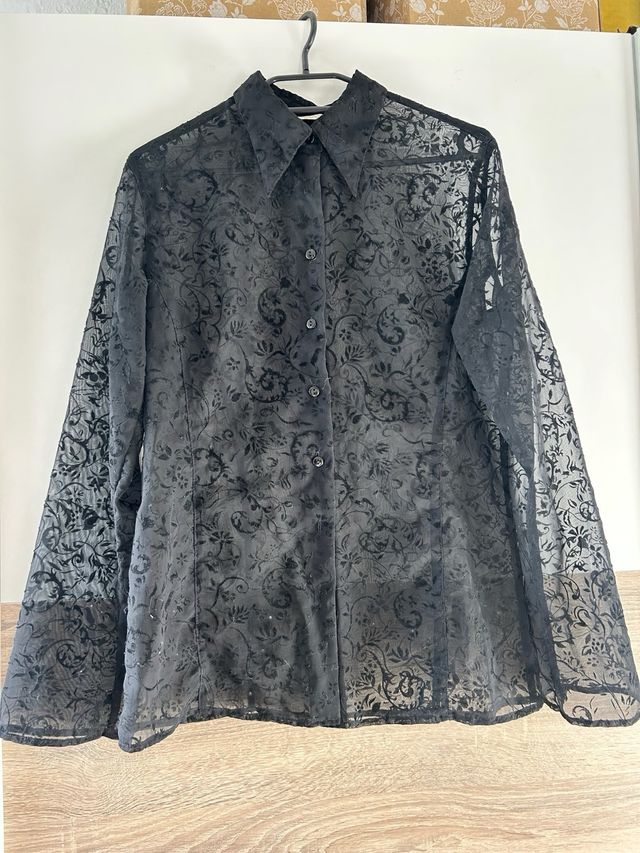 Camisa negra encaje transparencias