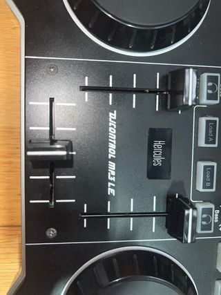 Controladora DJ Hercules DJControl MP3 LE