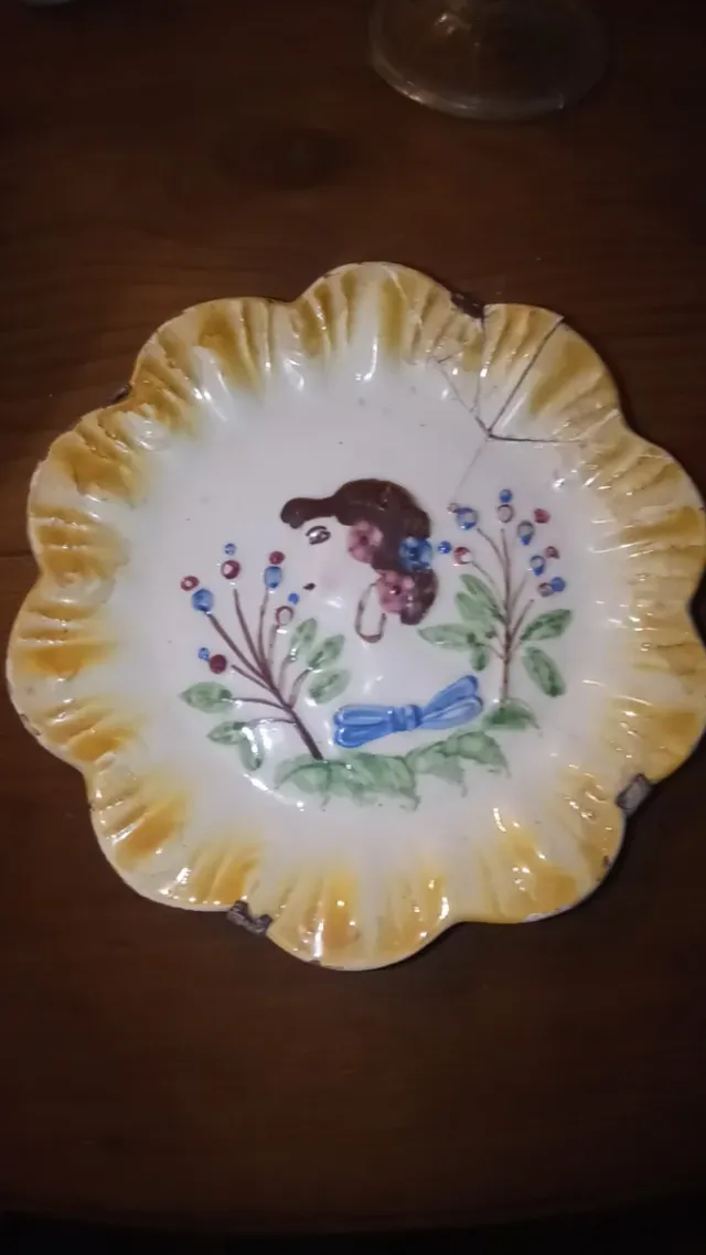 Plato antiguo de cerámica decorado