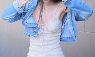 Vestido corto beige con chaqueta vaquera