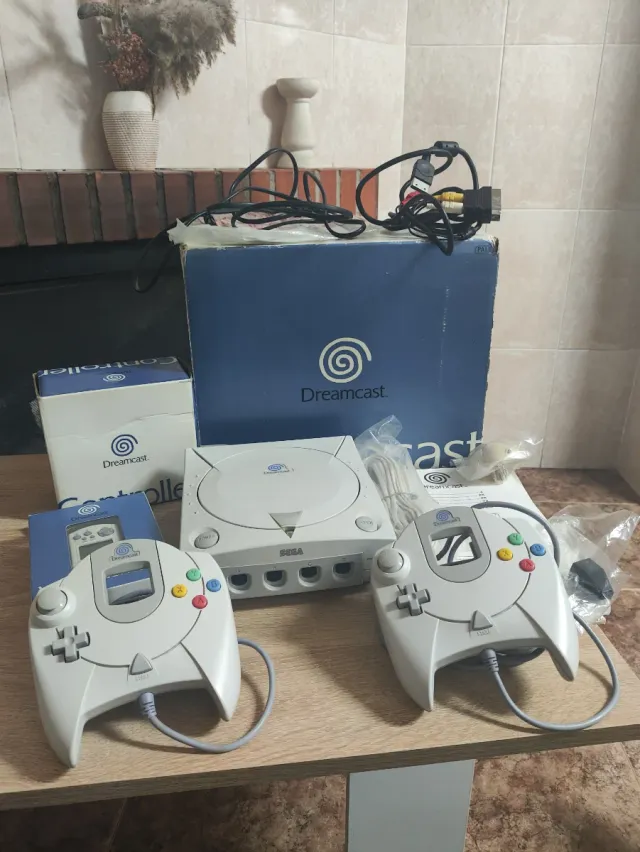 Sega Dreamcast + 2 controller + Memory Card