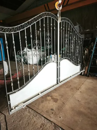 Puerta corredera forja decorada