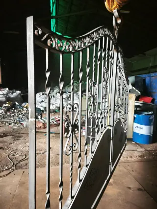 Puerta corredera forja decorada