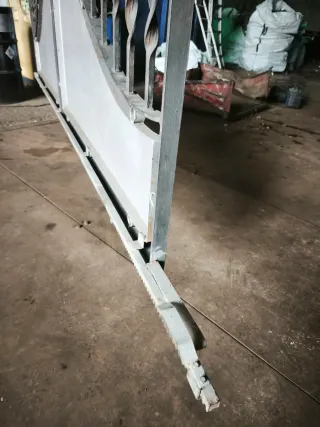 Puerta corredera forja decorada