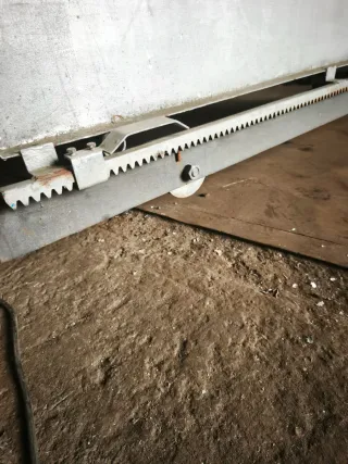 Puerta corredera forja decorada