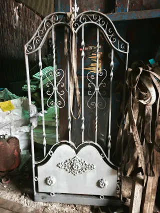 Puerta corredera forja decorada