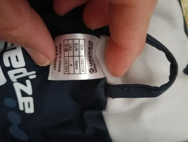 Mono de nieve y guantes