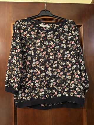 Blusa Pull&Bear flores negra Talla M