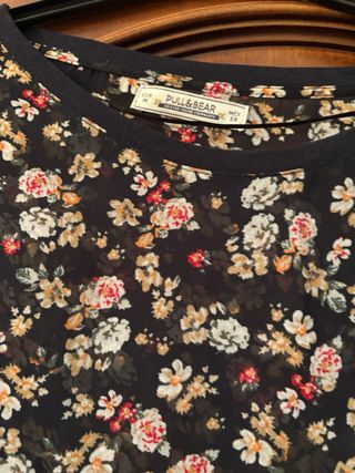 Blusa Pull&Bear flores negra Talla M