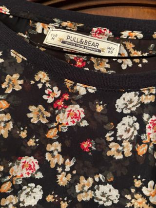 Blusa Pull&Bear flores negra Talla M