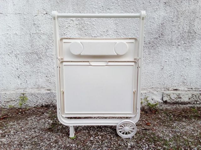 Carrello di servizio moderno di plastica bianco