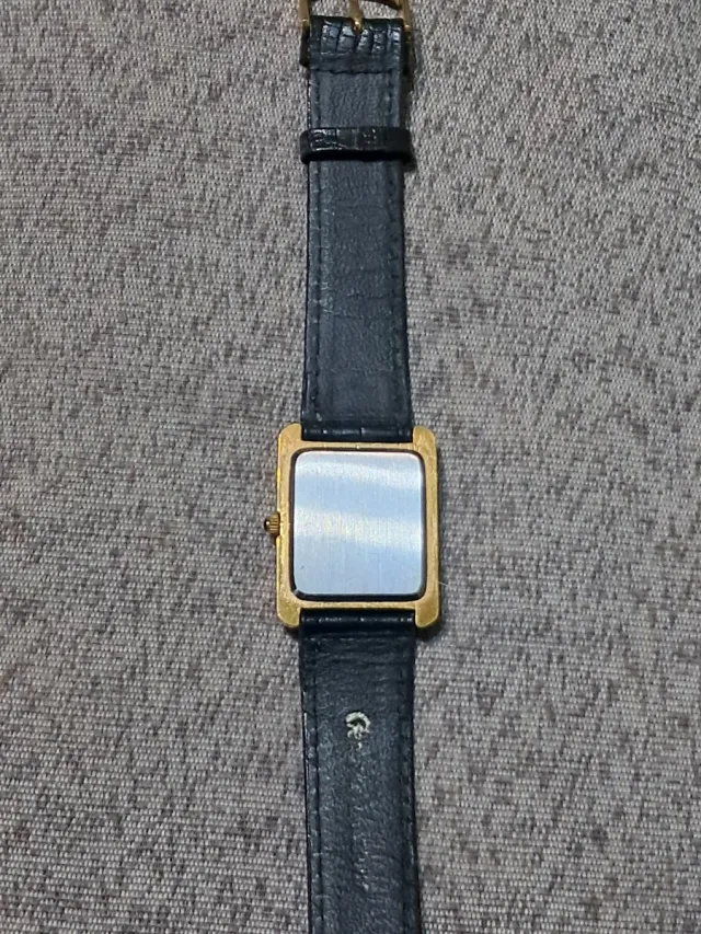 Reloj de pulsera antiguo dorado