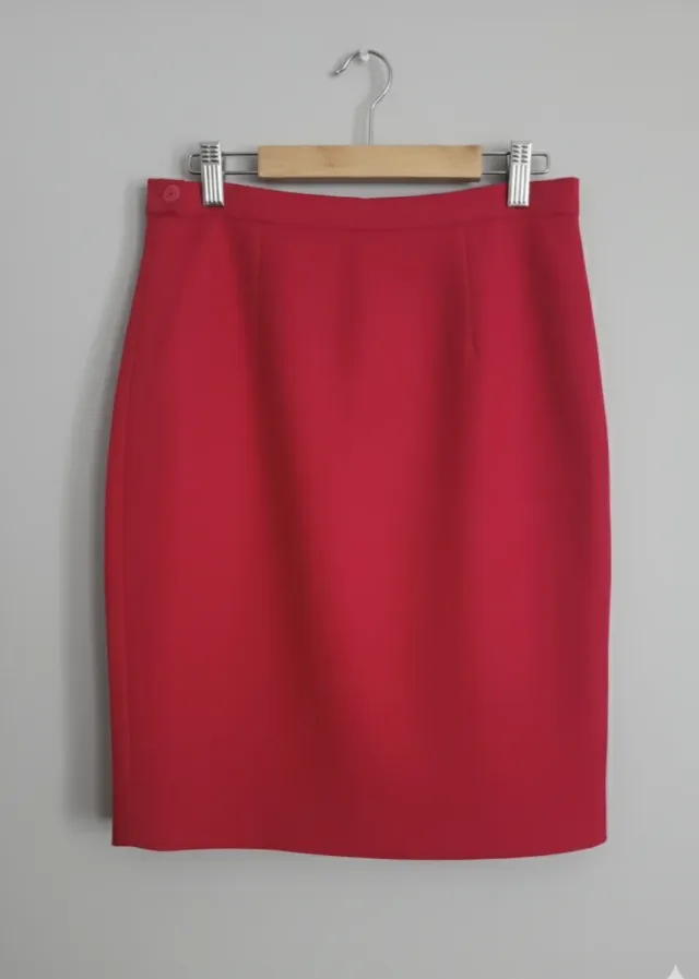 Falda de corte recto, a la rodilla, color rojo, M
