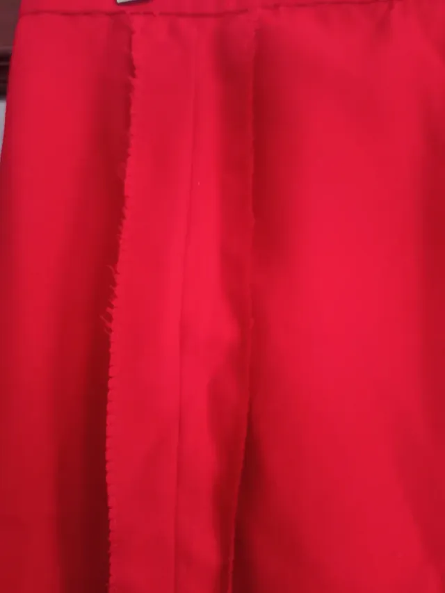 Falda de corte recto, a la rodilla, color rojo, M