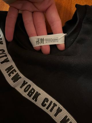Sudadera niña H&M negra con estampado T.9-10