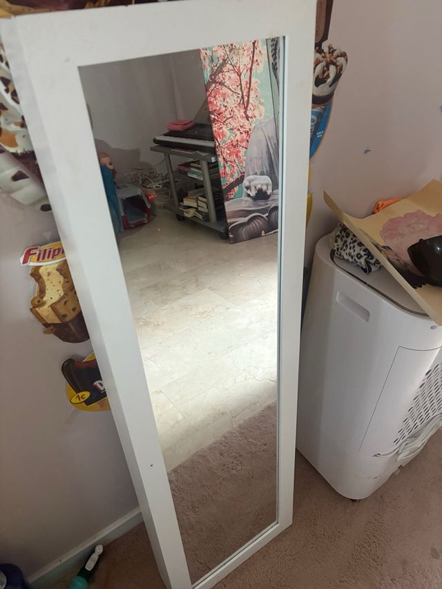 Espejo de pie blanco con almacenamiento