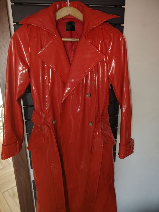 Impermeabile lucido rosso