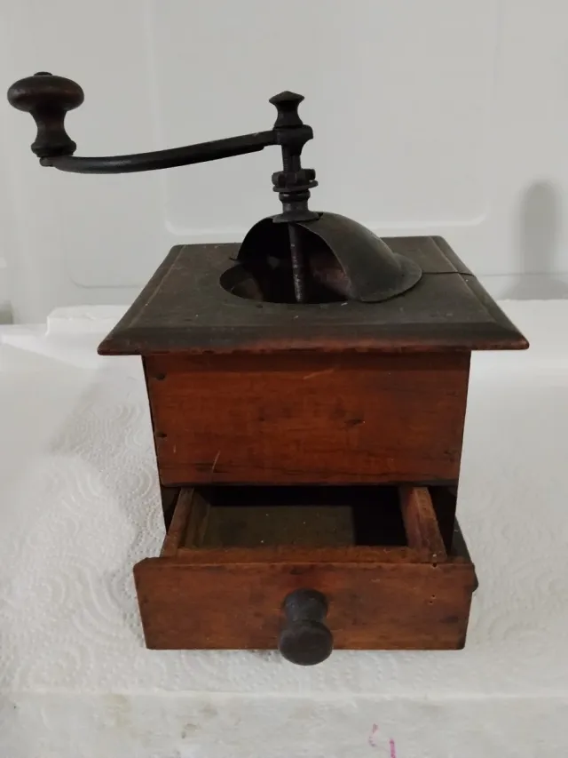 Molinillo de café antiguo de madera