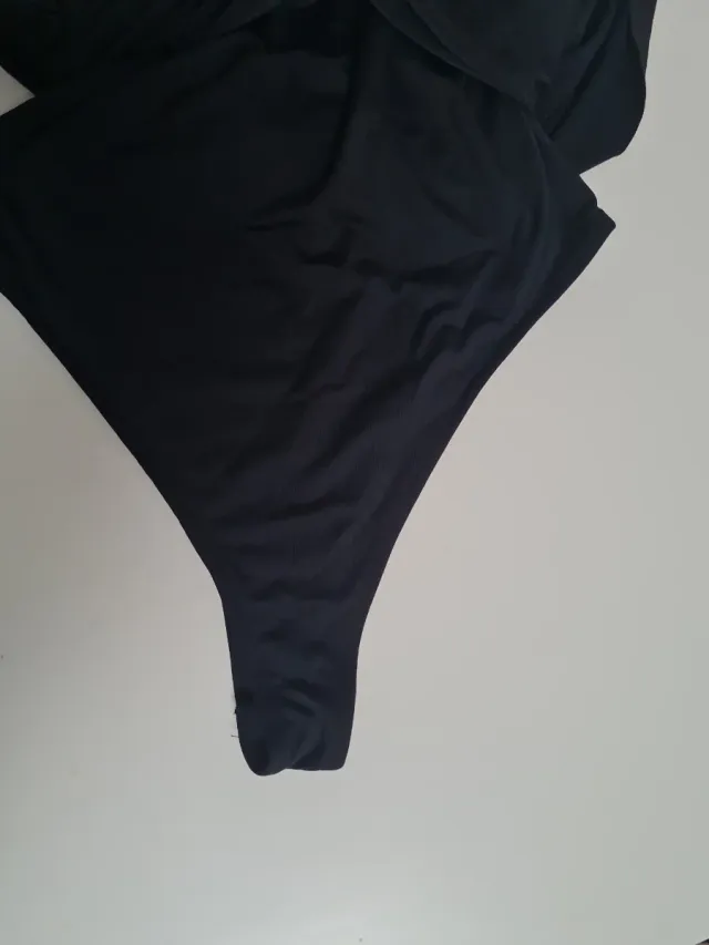 Body asimétrico negro da poca talla