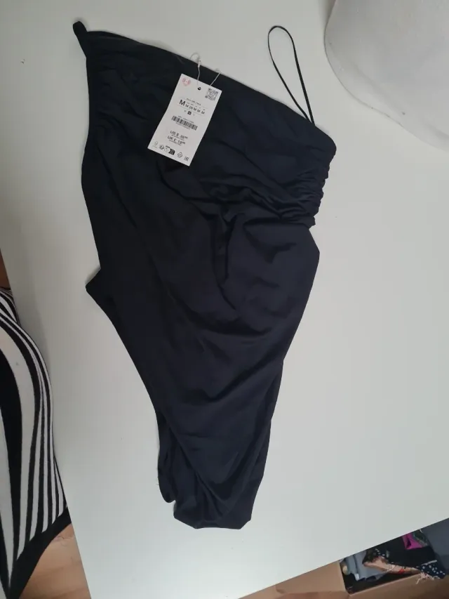 Body asimétrico negro da poca talla