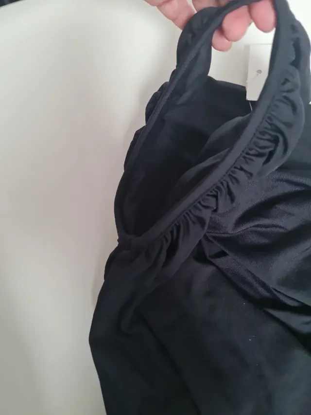 Body asimétrico negro da poca talla