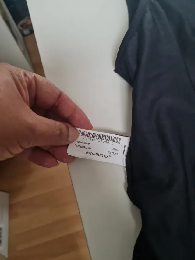 Body asimétrico negro da poca talla