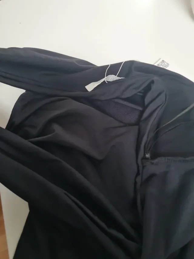 Body asimétrico negro da poca talla