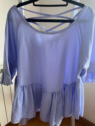 Blusa azul e branca aos quadradinhos