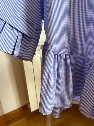 Blusa azul e branca aos quadradinhos