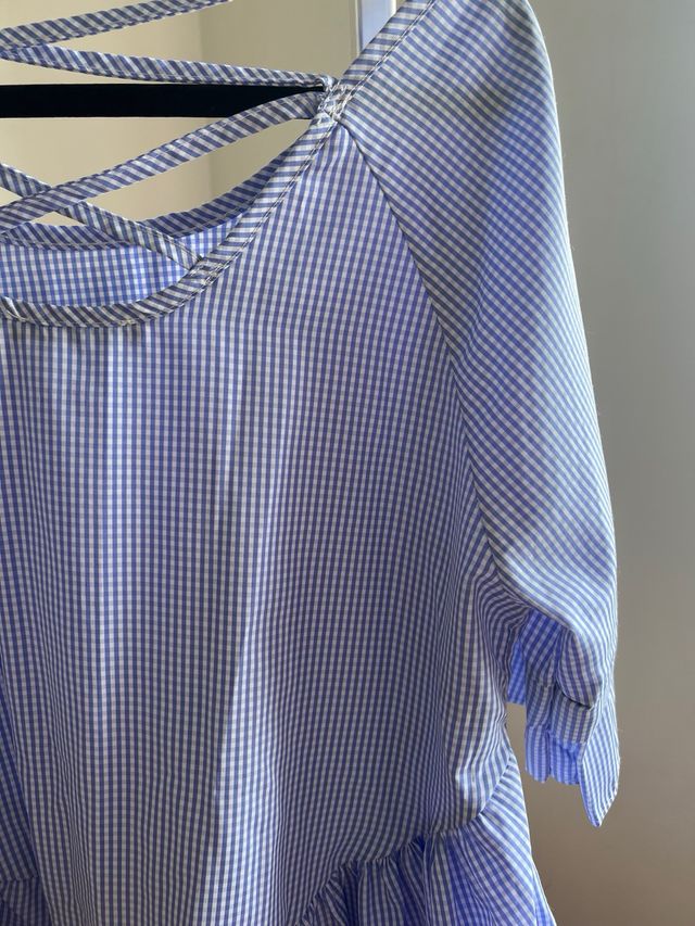 Blusa azul e branca aos quadradinhos