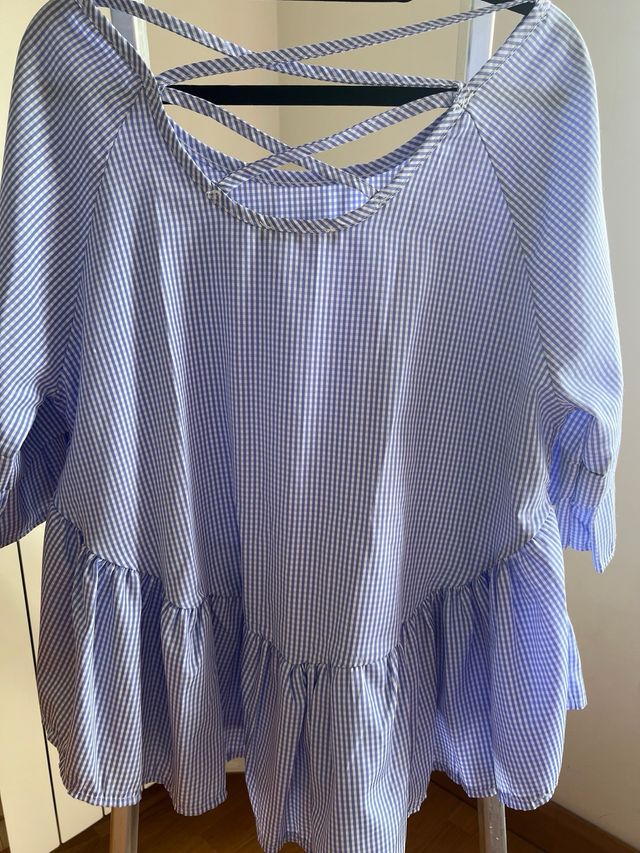 Blusa azul e branca aos quadradinhos