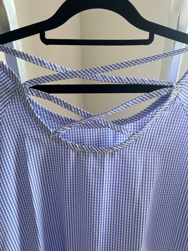 Blusa azul e branca aos quadradinhos