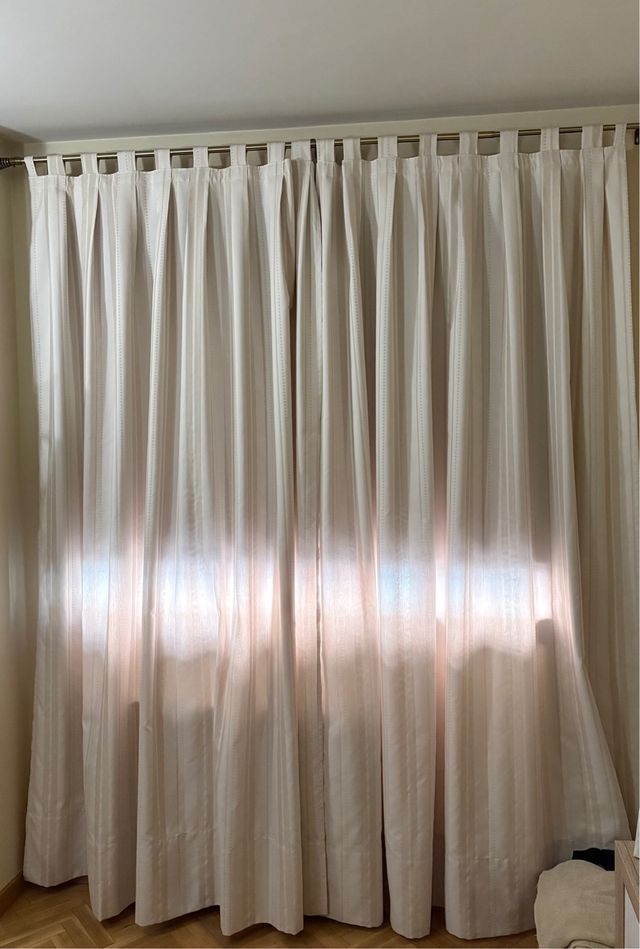 Cortina beige salón/habitación con barra dorada