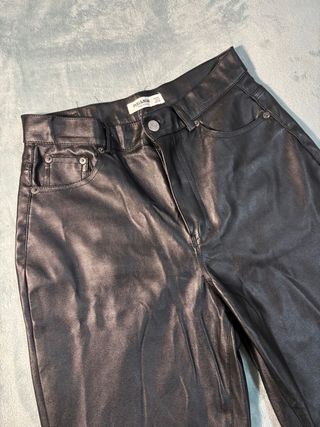 Pantalón cuero negro Pull&Bear