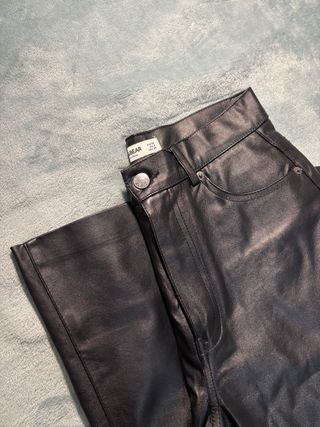 Pantalón cuero negro Pull&Bear