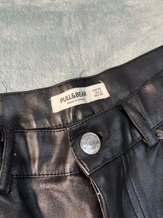 Pantalón cuero negro Pull&Bear