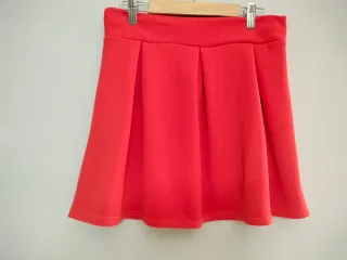 Minifalda naranja con tablas y vuelo. Talla M