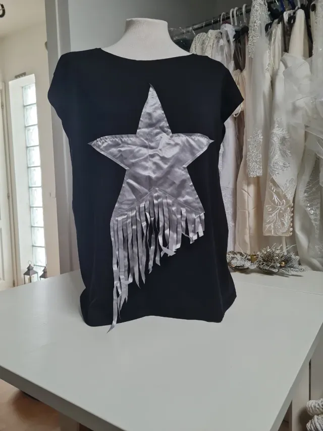 Camiseta negra con estrella plateada
