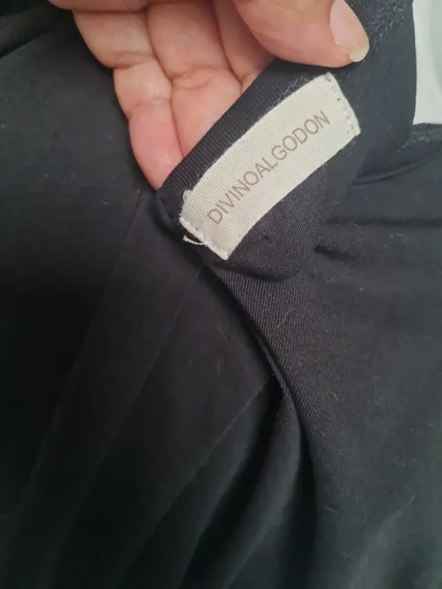 Camiseta negra con estrella plateada