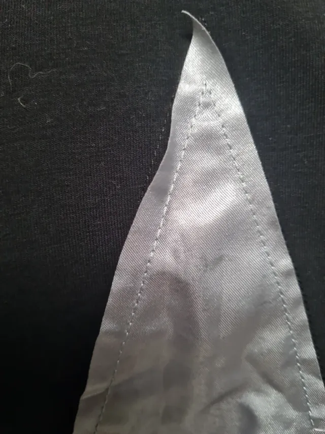 Camiseta negra con estrella plateada