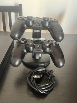 PS4 + 2 Mandos + 5 Juegos + cargador  + auriculare