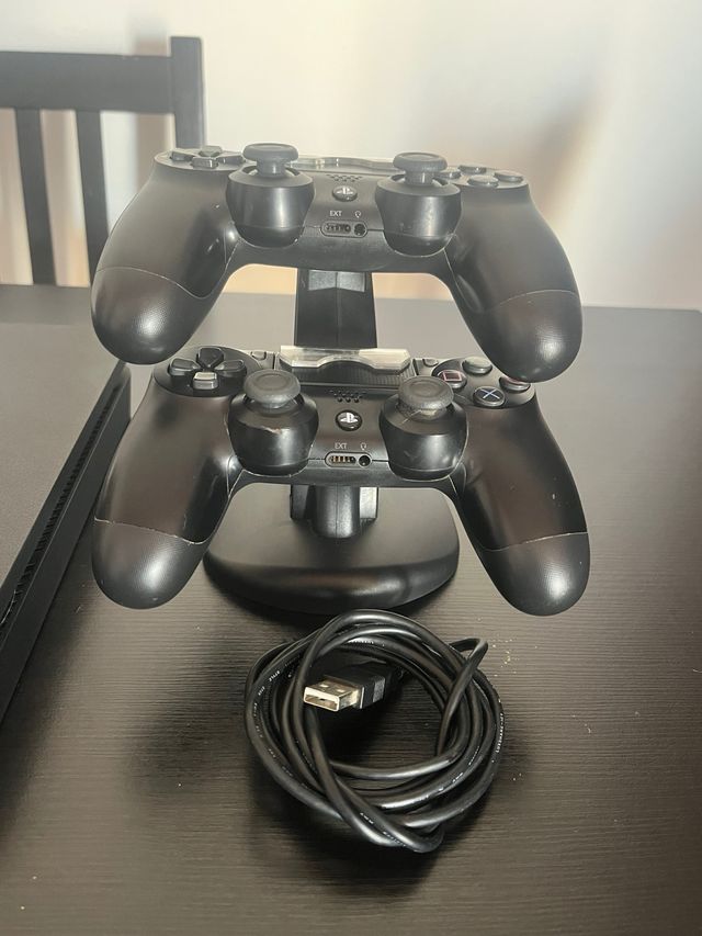 PS4 + 2 Mandos + 5 Juegos + cargador  + auriculare