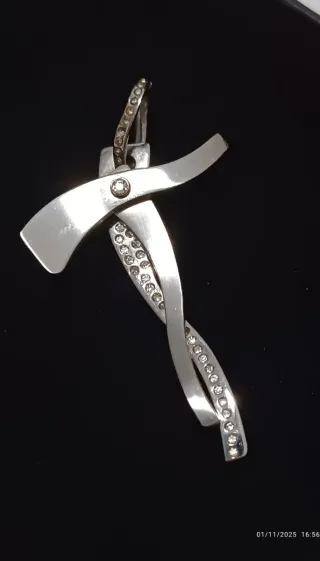 Ciondolo in acciaio con zirconi