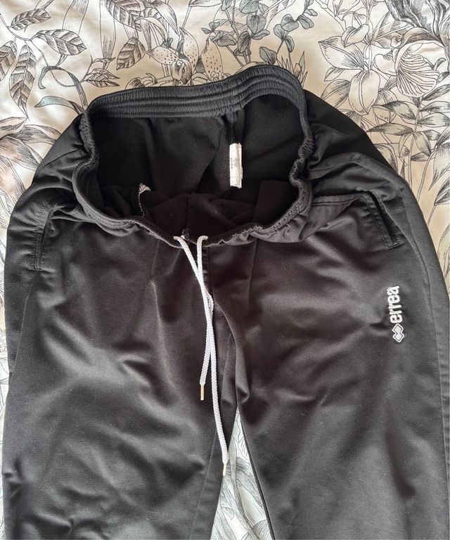 Pantalón chándal negro Errea