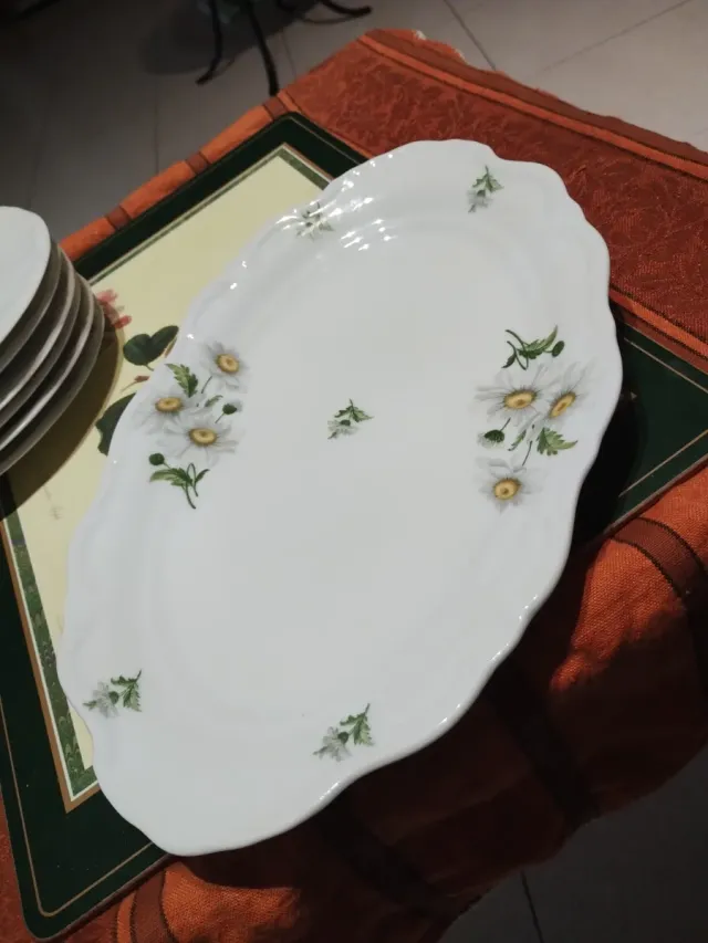 Vassoio in porcellana con margherite