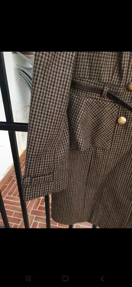 Abrigo de paño marrón con botones dorados